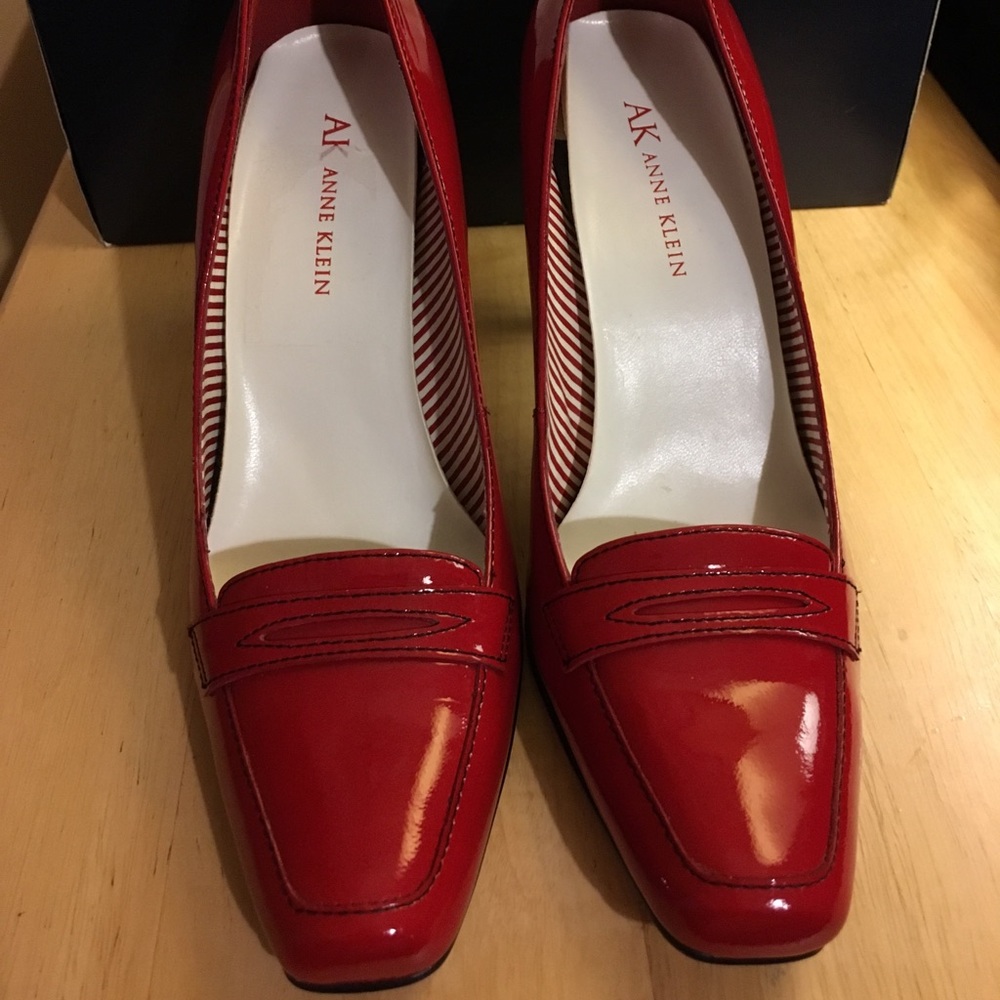 NEW Anne Klein red patten heels